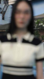 STUDIO UNKNOWN - Stella Polo Top เสื้อเชิ้ตโปโลตกแต่งอะไหล่โลโก้