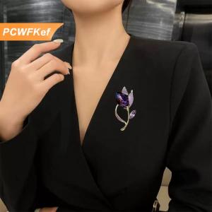 【PCWFKef】 เข็มกลัดดอกไม้ทิวลิปคริสตัลสีม่วงหรูหราวินเทจสำหรับผู้หญิงเสื้อผ้าที่สง่างามอุปกรณ์เสริมปกเสื้อหมุดเครื่องประดับงานปาร์ตี้ของขวัญ