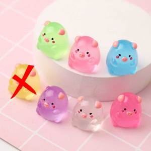 ตุ๊กตาหน้ารถ ลูกหมูเรืองแสง 6 สี ใช้สำหรับแต่งรถ แต่งบ้านก็น่ารัก งานเรซิ่นโปร่งแสง จะเรืองแสงในที่มืด