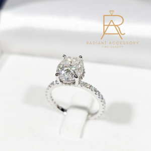 แหวนเงินแท้ ชุบทองคำขาว ฝังเพชร Moissanite Oval cut 3กะรัต และบ่าข้าง