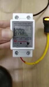 [ Free shipping] Đồng hồ đo công suất điện 220V có nút RESET độ chính xác cao màn hình hiển thị LCD P U I Kwh bộ công
