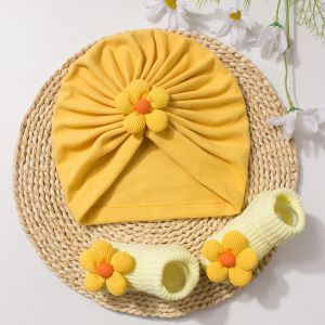 THANKSKY หมวกกันหนาว ดอกไม้ใหญ่หวาน ชุดหมวกและถุงเท้าเด็ก สะดวกสบาย ถักนุ่ม ผ้าโพกหัวเด็กเล็ก คุณภาพสูง ไม่ลื่น ชุดถุงเท้าสำหรับทารก ของขวัญสำหรับทารกแรกเกิด