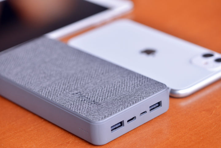 S%E1%BA%A1c%20d%E1%BB%B1%20ph%C3%B2ng%20Energizer%20UE20043%20-20000mAh%202%20c%E1%BB%95ng%20USB%20output,%20b%E1%BB%8Dc%20v%E1%BA%A3i%20Fabric%20th%E1%BB%9Di%20trang%20ch%E1%BB%91ng%20b%C3%A1m%20v%C3%A2n%20tay%20-%20Image%208