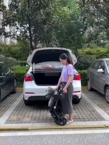 2-in-1 Rollator Walker Wheelchair Foldable Lightweight Aluminum Frame 360° Swivel Universal Wheels Anti-Slip ke System Portable Mobility Aid for Elderly Walking Support and Rest