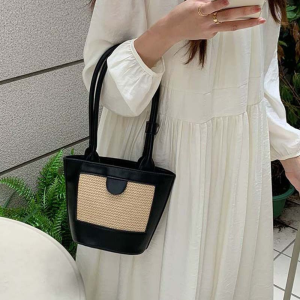 WISH BOUTIQUE ย้อนยุค กระเป๋าบัคเก็ตทอ PU ระบายอากาศได้ ป้องกันน้ำกระเซ็น กระเป๋าสะพายไหล่จากฟาง น้ำตาล แบบเกาหลี กระเป๋าถือผู้หญิงแบบบัคเก็ต ฤดูร้อน