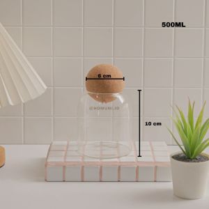 Toples Botol Kaca Yeri jar storage dengan tutup bola gabus/ toples kaca tutup bola kayu toples kaca kedap udara Toples ini terbuat dari kaca bening sehingga Anda dapat melihat isi makanan dengan jelas dan dapat juga menjadi dekorasi untuk memcantik dapur