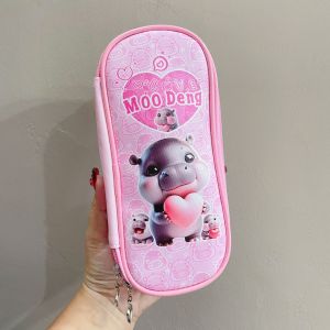 หมูเด้งน่ารักฉ่ำสุด ๆ วันนี้มาในรูปแบบ กระเป๋าดินสอ - วัสดุหนัง PU - ด้านในมีช่องเล็กใส่ปากกา แปรงแต่งหน้า - ขนาด 22×10×5 cm