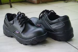 Sepatu Safety Pria Edmundo Ujung Besi Kulit Sintetis: Pantofel Slip On Kulit Sintetis untuk Proyek Kerja Lapangan