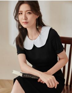 Đầm đen suông có lá cổ trắng tay ngắn nhỏ xinh