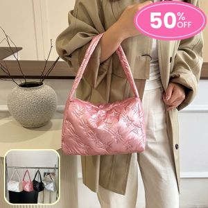 ZEFAN 【COD】กระเป๋าผ้าฝ้ายผู้หญิง ฤดูใบไม้ร่วงและฤดูหนาว 2025 สไตล์ใหม่ กระเป๋าไหล่ผ้าฝ้ายพื้นที่เย็บปักถักร้อย กระเป๋าผู้หญิงที่มีความมันวาวที่แฟ