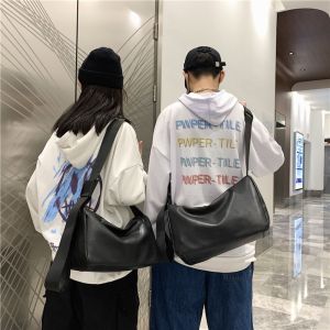 COOLSOO ดำ กระเป๋าสะพายชาย นุ่มนวล ความจุขนาดใหญ่ กระเป๋าสะพายข้างสำหรับเดินทาง รูปแบบเรโทร หนัง PU กระเป๋าสะพายข้าง ผู้ชาย ผู้หญิง