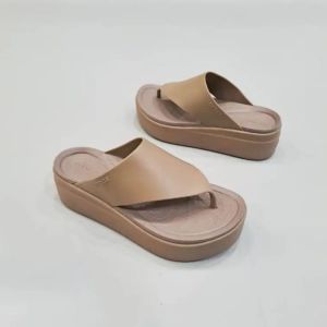 DÉP XỎ NGÓN NHỰA ĐI MƯA CROCS BLOOKLYN FLIP CHO NỮ MÀU NÂU