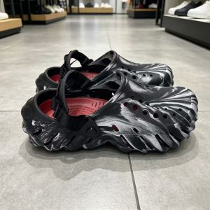 Crocs2026 New summer collection: color-blocked perforated sandals for men and women featuring outdoor prints non-slip soles and a closed-toe design perfect for the beach