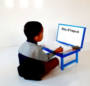 alat tulis anak lengkap 1set/meja belajar/meja belajar anak/meja belajar lipat/meja belajar anak murah/meja belajar ples papan tulis/alat tulis anak murah/meja belajar karakter/paket hemat meja belajar ples papan tulis/meja lipat  anak murah