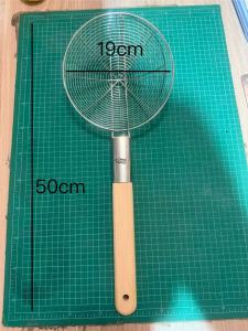 [มี 7 ขนาด] กระชอนสแตนเลสแท้ด้ามไม้ กระชอนสะเด็ดน้ำ ตะแกรงตักลูกชิ้น ที่ตักของทอด ขนาด 20-36cm