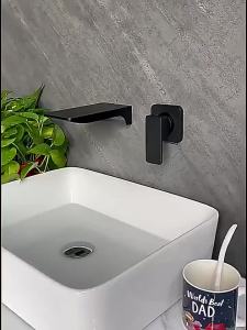 IGDL ผลิตภัณฑ์จดสิทธิบัตร (คุณภาพสูง) ปกปิดน้ำตกติดผนังอ่างล้างหน้าอ่างล้างหน้าก๊อกน้ำร้อนและเย็น