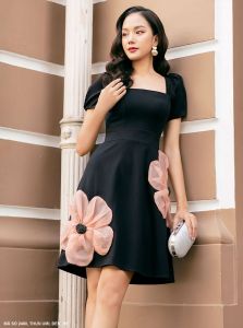 MyDu Shop | Đầm Dự Tiệc MS 2480 – Cổ Vuông Tay Ngắn Đính 2 Hoa Lớn Trên Thân Đầm Nổi Bật