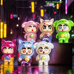 AUDIENC พร้อมพวงกุญแจด้วย ตุ๊กตาเปลี่ยนหน้าเครยอนชินจัง สไตล์จีนจีน พลาสติกสำหรับตกแต่ง ของเล่นเปลี่ยนใบหน้า โมเดลสะสมได้ 3หน้า ของเล่นแต่งหน้าหน้าแข้ง ของขวัญวันเกิดเพื่อน