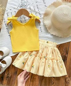 EE    ..Chic Floral Print & White Cotton Blend Girls Set with Ruffle Top & Skirt