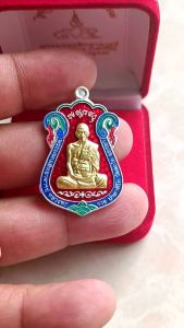 K020 หลวงพ่อรวย ปาสาทิโก วัดตะโก รุ่น ไตรมาส 59 หน้ากากทอง ลงยา พร้อม กล่องกำมะหยี่ ขนาด 3.5X4.0 ซม.