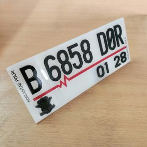 Plat Motor Dengan Bahan Akrilik Putih dan Angka Timbul Hitam