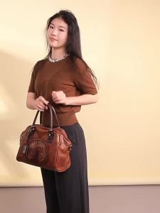 Túi xách nữ phong cách tân Trung Hoa kiểu gối nhiều ngăn đeo vai đeo chéo cầm tay họa tiết dập nổi màu loang phong cách cổ điển Âu Mỹ và Trung Hoa.
