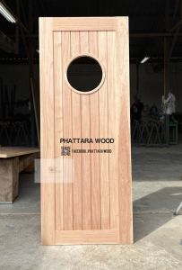 ประตูไม้เนื้อแข็ง สไตล์โมเดิร์น ทึบลูกฟักตั้ง ร่องยู ช่องกระจกกลม