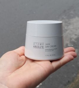 Kem dưỡng ban ngày giúp phục hồi cấp ẩm trắng hồng dành cho da nám tàn nhang - Atomy Absolute Snow Day Cream 50ml