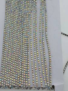 เพชรเส้น เพชรโซ่ สายเพรช สายโซ่คริสตัล ตัวโซ่ผลิตจากโลหะประกอบมาเป็นเส้นด้วยคริสตัลก้นแหลม ขนาด ต่างๆมีสีรุ้งและสีขาว