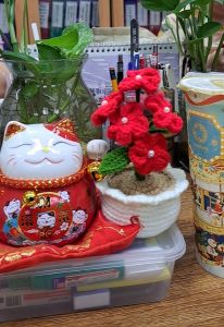 Chậu hoa len mini làm qua tặng  lưu niệm  để bàn học bàn làm việc