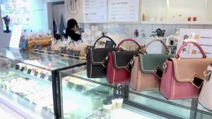 Fashion Sling Bag for Woman Small Square Bag Trendy Shoulder Bag Versatile Commuting Crossbody Bag