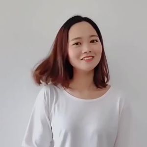 วิกผมสั้นสตรี100% เส้นผมมนุษย์วิกผมทรงแสกกลางแก่และสูงอายุส่งวิกผมจริงแม่น้ำหนักเบาธรรมชาติและระบายอากาศได้เหมือนจริง