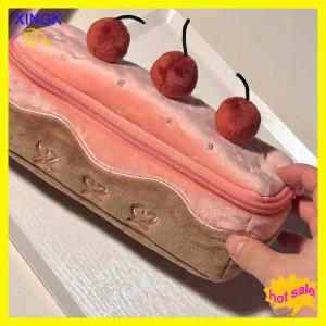 XINGK กระเป๋าปากกาเค้กรูปเชอร์รี่กำมะหยี่น่ารักที่เก็บของได้อย่างยอดเยี่ยมความจุขนาดใหญ่เครื่องเขียนขั้นสูงสำหรับนักเรียนกระเป๋าดินสอเครื่องเขียนเกาหลี