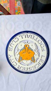 โลโก้เลสเตอร์ซิตี้ แบบแขวนทำจากเหล็กตัดเลเซอร์ ขนาดสเกล 30 x 30 cm เหล็กหนา 2.5 มิลทำสีเหมือนจริงใช้สีทูเคสีพ่นรถยนต์ภายนอกทำสีเหมือนรถยนต์ภายนอกทุกขั้นตอนแข็งแรงคงทนไม่เป็นสนิมติดตั้งง่าย ติดได้ทั้งภายนอกภายในอาคารบ้านเรือน