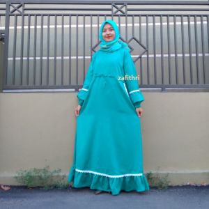 Gamis Lebaran Heisya Renda Moscrepe Jumbo - Model Serut dengan Variasi Rempel Bawah (Ori Zafithri) - Zipper Depan (Busui) - Tangan Karet - Variasi Renda di Bagian Tangan, Saku, dan Rempel Bawah - Bahan Moscrepe Premium Grade A - Ukuran Jumbo Ld 110, Pb 138 (Muat 2pcs/1kg, 5pcs/2kg)