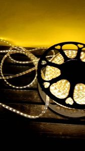 lampu led strip 1 roll 100 m + socket/adaptor 5 warna kuning / warm white