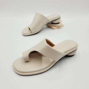 รองเท้าลำลองสวมโป้งเพื่อสุขภาพ ส้นมาการอง สูง 1 นิ้ว รุ่น K8204