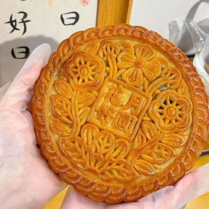 芋泥麻薯咸蛋黄大月饼糯叽叽软糯下午茶夹心传统糕饼点心Large Handmade Taro Mochi Mooncake with Salted Egg Yolk Mid-Autumn Gift