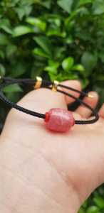 Vòng tay Charm Đá Đào Hoa hồng tươi tự nhiên bóng đẹp phối dây đen may mắn có khoen chỉnh theo tay lớn nhỏ được nữ mệnh hỏa mệnh thổ đeo xinh 580k/1 vòng ạ