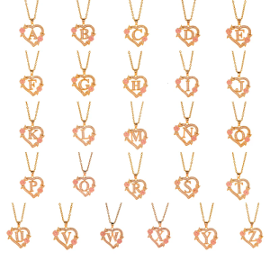 สร้อยคอประดับตัวอักษรขุดเป็นหลุมแบบสง่างามจี้รูปหัวใจลายดอกไม้ทองเหลืองน้ำหนักเบาสำหรับโอกาสพิเศษ