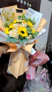 Bó hoa hướng dương sáp thơm mix hoa hồng baby lá táo cẩm chướng sang trọng.