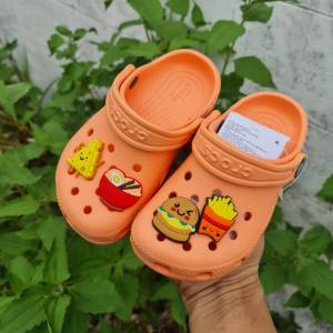 Crocs Classic For Kid 14 สี รองเท้านิ่มเบาใส่สบายทนทาน มีหลากหลายสีให้เลือก สินค้าตรงปุก 100% จัดส่งไว 1-2 วันได้รับของ รับประกันสินค้า