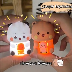 SCIROCCO พร้อมไฟกลางคืน ยี่ร์ บูบู พวงกุญแจ จี้กระเป๋าเป้ ตกแต่งกระเป๋า ฉันรักคุณ คีย์ริง ของตกแต่งเครื่องประดับ ตุ๊กตาหมี จี้บูบูและเยียร์ ของขวัญสำหรับคู่รัก