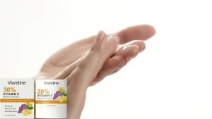 Viareline Vitamin C Facial Brightening Serum Delicate Skin Softening Hydrating Moisturizing Facial Skincare Serum