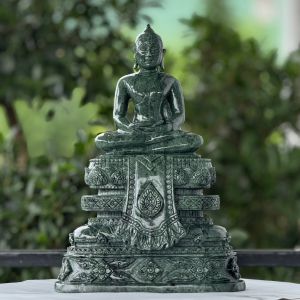 พระพุทธรูป แกะสลัก รูปทรง พระแก้วมรกต หรือ พระแก้วเศียรโล้น แกะสลักจากหินเขียวอินเดีย ขนาดหน้าตัก 5 นิ้ว สูงรวม ฐาน 12 น