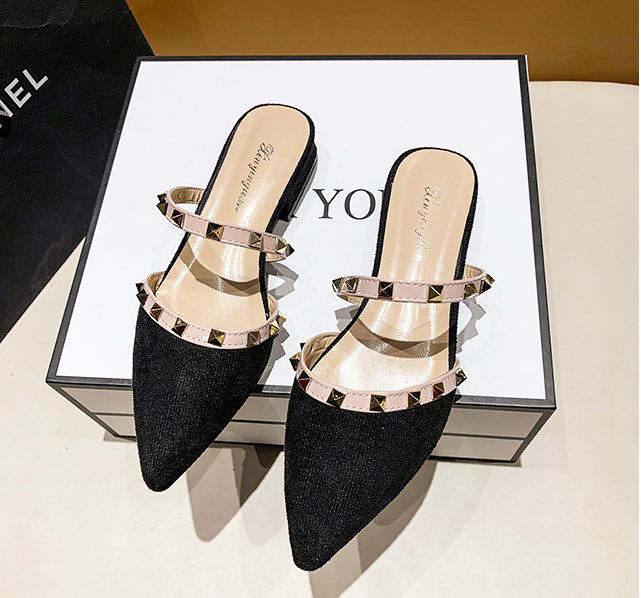 Giày sục nữ mũi nhọn quai ngang viền đinh sang chảnh cm lên chân