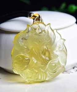 High-quality natural crystal nine-tailed fox pendant with stunning colors and transparent crystal. Cute extremely cute. Attracts love strengthens romance. Purple crystal is extremely noble and is a great collectible item.