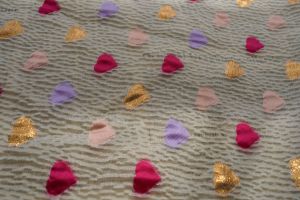 ผ้าปักลายหัวใจสีทองสำหรับชุดเดรสฤดูร้อนแฟชั่นเนื้อบางไม่ยืด