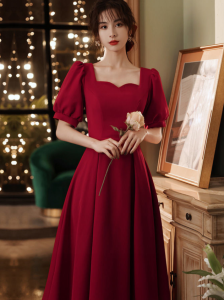 Cocoepps váy dạ tiệc bánh mì nướng váy màu đỏ mới Cảm ơn bạn buổi tối Dự Tiệc Váy Cô Dâu Slim quần áo năm mới Trung Quốc 2024