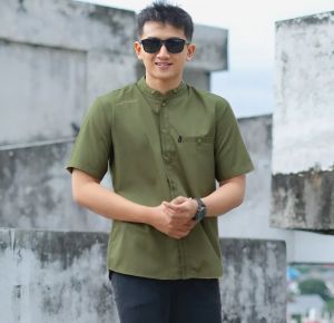 Elrumi Baju Koko Pria Lengan Pendek Polos Warna Olive Motif Antasena